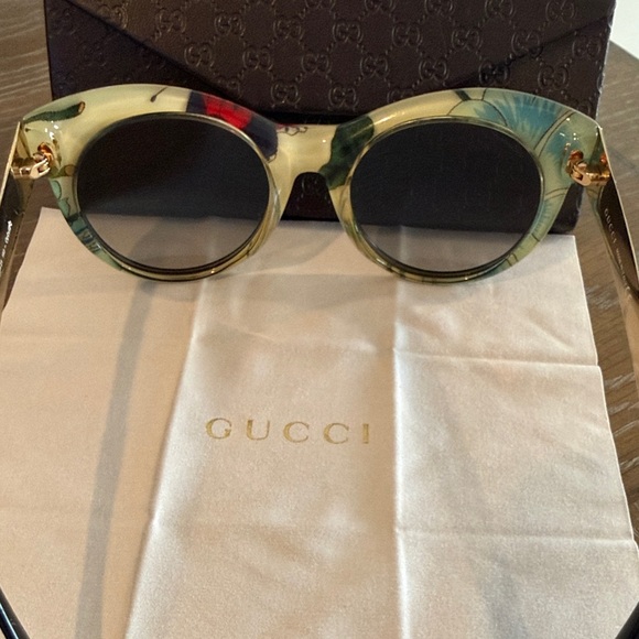 Gucci Black Cat-Eye Sunglasses - Picture 2 of 8